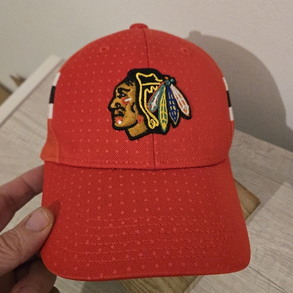 Authentic NHL Adidas Chicago Blackhawks Hat Youth Fitmax Elastic Stretch Fit - Picture 5 of 7